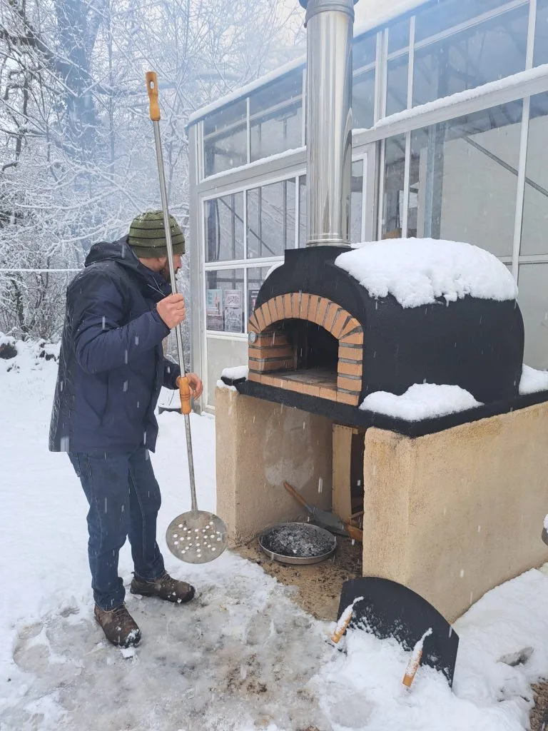 Nouveauté au camping Terre Rouge : Arrivée du Four à bois pour vous proposer des pizzas