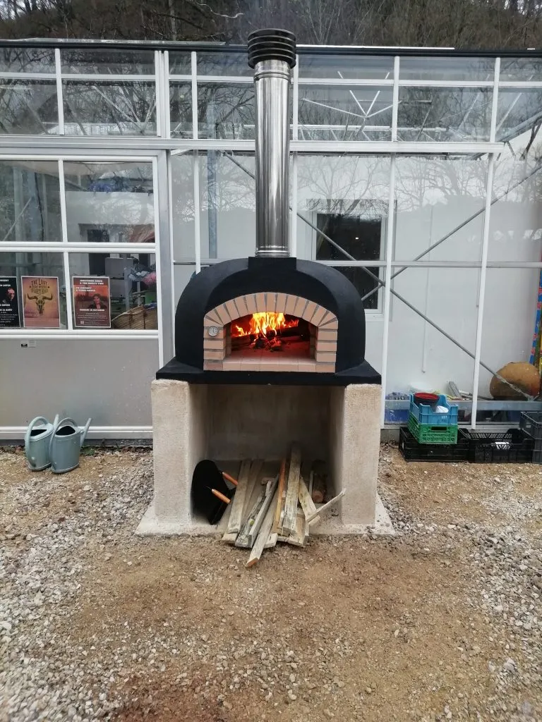 Nouveauté à Terre Rouge : arrivée du four à bois pour vous proposer des pizzas